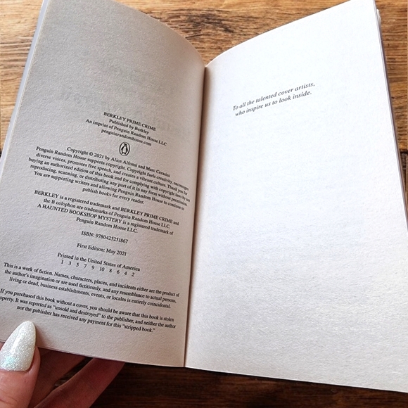 ๐3/$30 Sale!Mix & Match๐ The Ghost and the Haunted Portrait Softcover Book - Picture 5 of 5